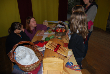 Enfants du Moyen Age : Tissage et broderie , Saint André sur Sèvre - Saint André sur Sèvre, Nouvelle-Aquitaine